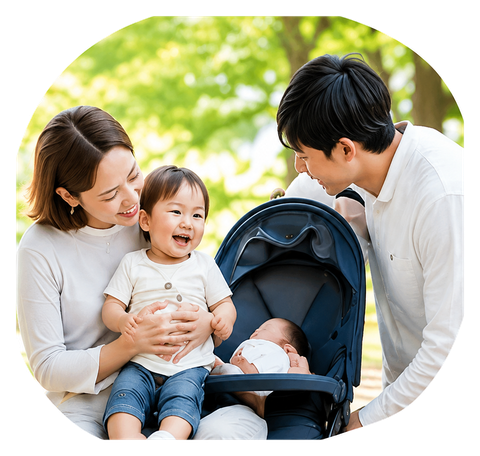 公園でベビーカーの赤ちゃんと子どもに寄りそう親子